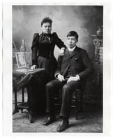 Liang May Seen and Woo Yee Sing while on their honeymoon at the Columbia Exposition in Chicago, Illinois.